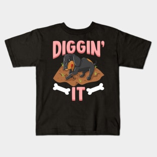 Funny Diggin' It Cute Dachshund Pun Digging Bones Kids T-Shirt